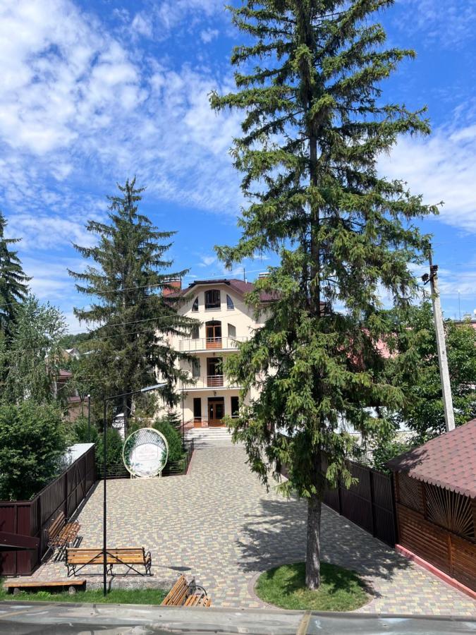 Готель Баронський Двір Çernivtsi Dış mekan fotoğraf
