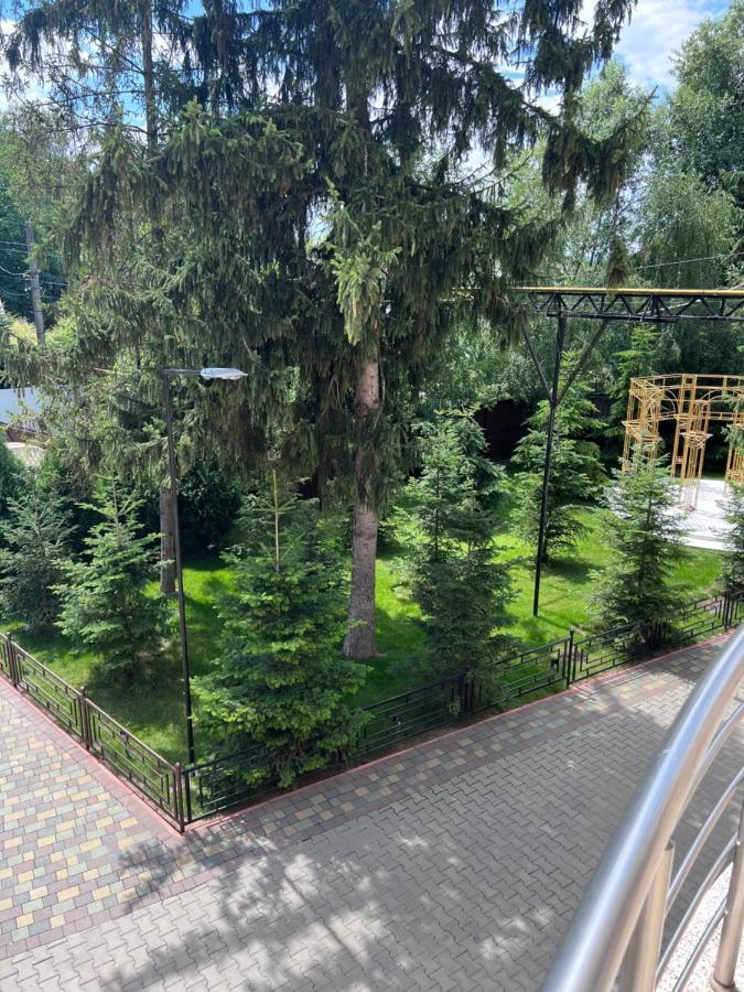 Готель Баронський Двір Çernivtsi Dış mekan fotoğraf