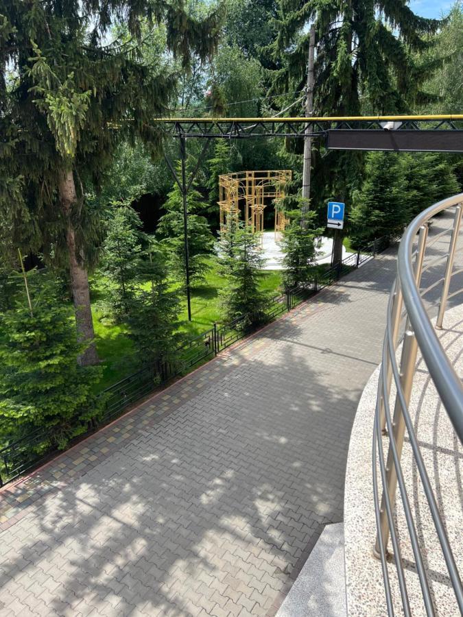 Готель Баронський Двір Çernivtsi Dış mekan fotoğraf