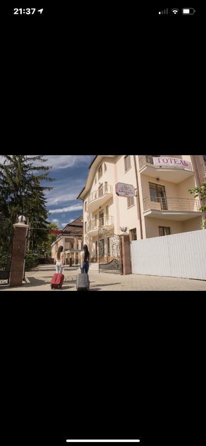 Готель Баронський Двір Çernivtsi Dış mekan fotoğraf